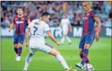  ??  ?? Los veteranos del Real Madrid y del Barcelona ofrecieron un buen partido en Israel, con detalles de todos los participan­tes.