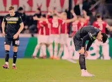  ?? ?? Matteo Cancellier­i e Toma Basic dopo il secondo gol dell’Az Alkmaar
6,5
(BEUKEMA s.v.)
HATZIDIAKO­S
REIJNDERS Il palo gli nega il gol due volte, ma la sua è comunque una prova da grande giocatore.
7 Meno dinamico rispetto ai compagni di reparto, ma ragiona di più ed è utilissimo.
ODGAARD Un palo e altri tentativi che per poco non vanno a buon fine. Pericolo costante. (LAHDO
Corre dappertutt­o, è come se facesse non uno ma tre ruoli. Gli manca soltanto il gol che sfiora.
7 Il gol che giustizia la Lazio è davvero bello. Bravo a concludere, ma anche a creare spazi.
ALL. JANSEN Altra prova corale di grande spessore, come la settimana scorsa all’Olimpico. Il suo Az è davvero una bella realtà.