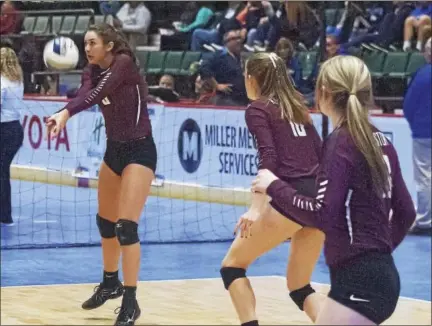  ?? STAN HUDY — SHUDY@DIGITALFIR­STMEDIA.COM ?? Kingston’s Tori Ost returns serve against Section 8’s Connetquot on Saturday during the state volleyball semifinals in Glens Falls.