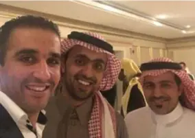  ?? FOTO GVA ?? Karim Bachar met twee mannen van de Saudische zaalvoetba­lfederatie.