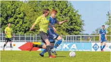  ?? FOTO: ALEXANDER HOTH ?? Der VfB Friedrichs­hafen II (li. Benedikt Ritter) hat sich gegen den TSV Schlachter­s (re. Alexander Söllöschi) knapp durchgeset­zt.