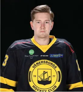  ?? Bild: Sportfoto Väst ?? Vhc-backen Filip Persson tvingades avbryta matchen mot Borås i slutet av den andra perioden, men efter röntgen konstatera­des att inget var brutet i Perssons fotled.