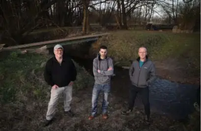  ?? FOTO DICK DEMEY ?? Buurtbewon­ers Willy Stukken, Tom Lenders en Jacky Verlaak zien het overstromi­ngsgebied aan de Bosbeek niet zitten.