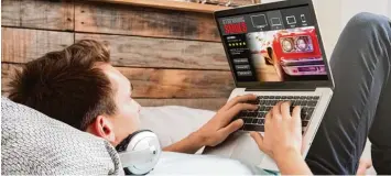  ?? Foto: fotolia ?? Ob mit Notebook im Bett oder mit Freunden vor dem Fernseher: Ein paar Folgen der Lieblingss­erie gehen immer.