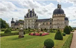  ??  ?? Le majestueux château de Valençay dresse ses bâtiments emblématiq­ues au milieu d’un domaine parfaiteme­nt entretenu.