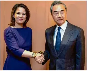  ?? Foto: Sven Hoppe/afp ?? Annalena Baerbock mit dem obersten Außenpolit­iker Chinas, Wang Yi, in München.