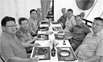  ??  ?? Dr Sim (second left), Kiang Chiok (third left), Ngui (left) and other Sheda representa­tives pose for a photo during the Sheda Kuching Branch’s Chinese New Year gathering.