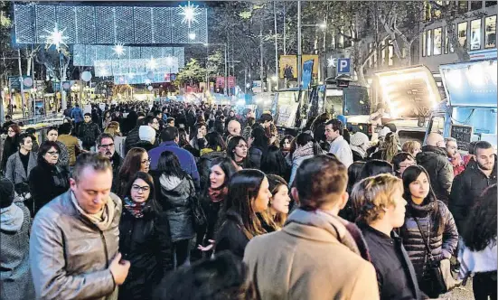  ?? ÀLEX GARCIA ?? Plató escenari RAC105 es va sumar a la festa de les compres nocturnes des del plató escenari patrocinat per CaixaBank, a uns carrers de l’escenari principal que va recrear un racó de Bocaccio. A sota, Teresa Gimpera