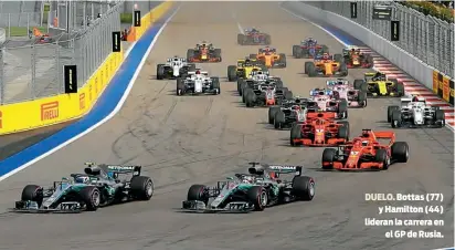  ??  ?? DUELO. Bottas (77)y Hamilton (44) lideran la carrera enel GP de Rusia.