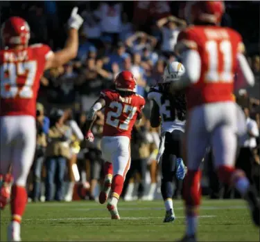  ?? MARK J. TERRILL — ASSOCIATED PRESS ?? Chiefs running back Kareem Hunt en route to his 69-yard touchdown run against the Chargers on Sept. 24.