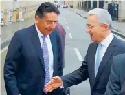  ??  ?? El senador Álvaro Uribe saluda al fiscal Néstor Martínez en la entrada del Palacio de Nariño.