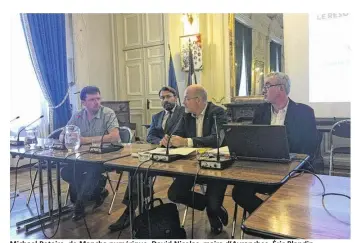 ??  ?? Michael Potaire, de Manche numérique, David Nicolas, maire d’Avranches, Éric Blandin, du conseil départemen­tal de la Manche, et Grégory Larcher, d’Eiffage énergie, ont tenu, mardi 5 juillet, une réunion publique sur la fibre optique.