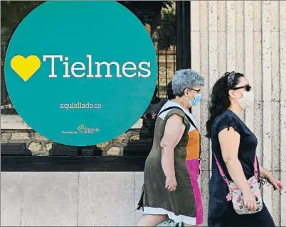  ?? FERNANDO VILLAR / EFE ?? Dues veïnes de Tielmes passejant ahir per un dels carrers de la ciutat