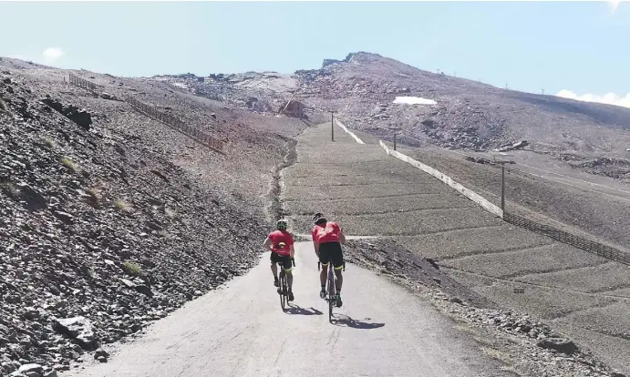  ?? Fotos: N. Hock (8), privat (1). Karte: CSN (Quelle: Open Street Maps) ?? Heute sind fast nur noch Radfahrer und Wanderer auf der alten Serpentine­nstraße unterwegs.