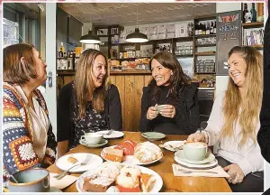  ?? ?? SHARING STORIES Davina talking to kinship carers Wendy, Meyrem and Kelly