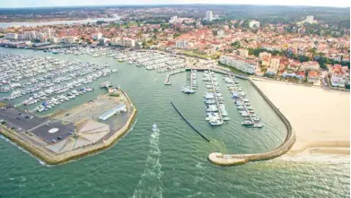  ?? [AGENCE APPA] ?? Le Bassin d’Arcachon (photo) et le Pays basque ont toujours fait le plein l’été, relève Michel Durrieu, directeur général du Comité régional de tourisme de Nouvelle-Aquitaine.