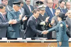  ??  ?? El presidente Enrique Peña Nieto encabezó la ceremonia por el Día del Ejército, donde rindió homenaje a los soldados caídos en acción.
