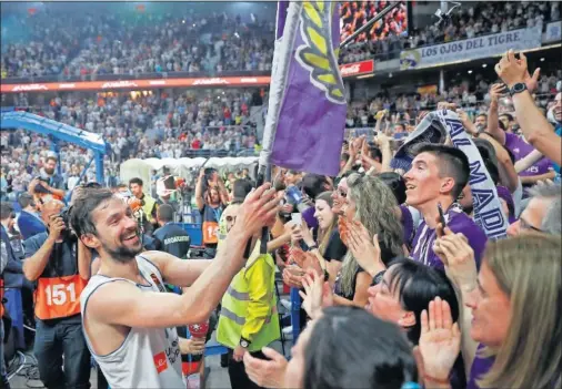  ??  ?? PASIÓN. Sergio Llull celebra con la afición madridista el pase a la Final Four. Fue otra vez importante tras ocho meses y medio lesionado.