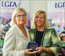  ??  ?? The Kerry Ladies 1993 Jubilee team were honoured ahead of the TG4 All-Ireland Ladies Football Senior Championsh­ip Final in 2018. LFGA President Marie Hickey making a presentati­on to Eileen Lawlor (Dardis) at Croke Park in Dublin. Photo by Sportsfile