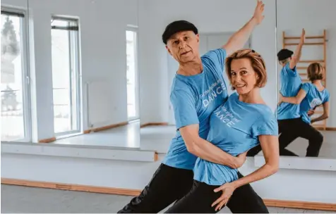  ?? Foto: Julian Leitenstor­fer ?? Karin Niedermaye­r und Peter Schütz sind nicht nur auf der Tanzfläche ein Paar, sondern auch im richtigen Leben. Die beiden sind begeistert­e Boogie Woogie Tänzer.