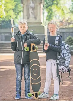  ?? RP-FOTO: HANS-JÜRGEN BAUER ?? Heute noch im Freizeitou­tfit, am Sonntag dann ganz feierlich: Luka Beier und Lina Gottlieb gehe n in St. Maximilian zur Erstkommun­ion.