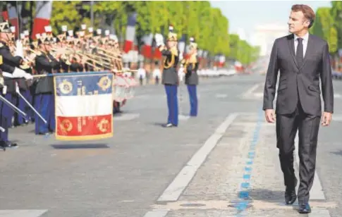  ?? // AFP ?? Macron pasa revista las tropas durante el desfile de la fiesta nacional del 14 de julio en París