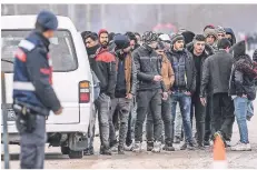  ?? FOTO: AFP ?? Migranten warten an der griechisch-türkischen Grenze.