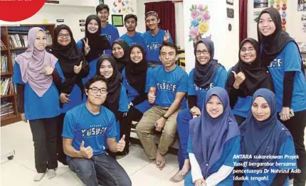  ??  ?? ANTARA sukarelawa­n Projek Yusuff bergambar bersama pencetusny­a Dr Nahrizul Adib (duduk tengah).