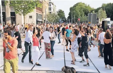  ?? FOTO: UWE ERENSMANN ?? Zu einem Salsa-Tanz „open air“sind Hobby-Tänzer am Freitag am Kö Bogen willkommen.