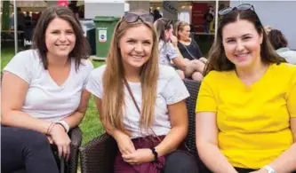  ?? FOTO: JULIE SØRENSEN MOLVIK ?? Tuva Eia Vestad (21) (f.v.), Carina Rønningen (19) og Hilda Emilie Lyngås (21) er alle fra Tønsberg-området. To av dem skulle tilfeldigv­is studere det samme, og to av dem havnet tilfeldigv­is i samme kollektiv.