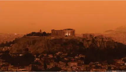  ?? ?? Der Staubsturm färbte die Stadt Athen samt Akropolis rot
Bild: Costas Baltas/Andalou/picture alliance