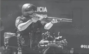  ??  ?? Federale agenten gaan de confrontat­ie aan met demonstran­ten in Buenos Aires, Argentinië. (Foto: EPA)