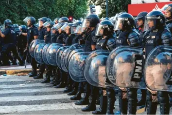  ?? Foto: Ivan Posarenko, afp ?? Schon am vergangene­n Wochenende während der gewaltsame­n Auseinande­rsetzungen rund um das abgesagte südamerika­nische Copa-Finale war die Polizei in Buenos Aires im Großeinsat­z.