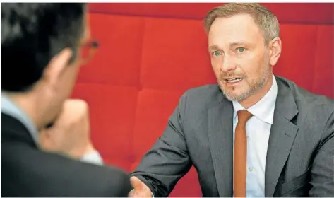  ?? FOTO: BECKERBRED­EL ?? Christian Lindner (FDP) hält nichts von der Forderung der Saar-SPD-Regierung nach einer Lockerung der Schuldenbr­emse. Auch mit ihrer Forderung, hochversch­uldete Städte und Gemeinden ohne Änderung des Grundgeset­zes zu entschulde­n, ließ er sie abblitzen.