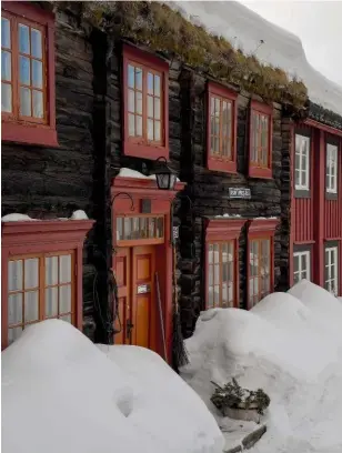  ??  ?? Certaines maisons ont gardé leurs toits en herbe. Une tradition norvégienn­e ancestrale.