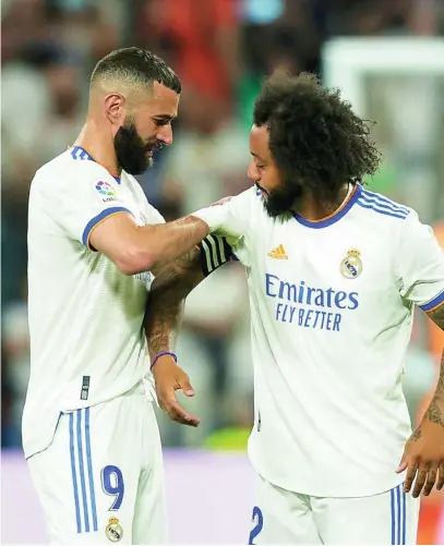  ?? AP ?? Benzema le pone el brazalete a Marcelo en el partido contra el Betis