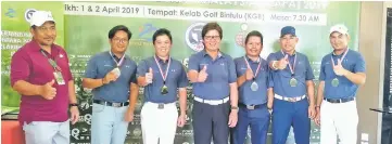  ??  ?? Medan (centre) gives his thumb up to the five golfers who will represent Malaysian Ports in the 13th APA Sports Meet in Jogjakarta.