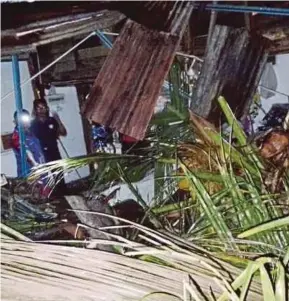  ?? (Foto ihsan JBPM Perlis) ?? Rumah seorang warga emas rosak selepas ditimpa pokok kelapa dalam kejadian jam 4 pagi di Kangar, semalam.