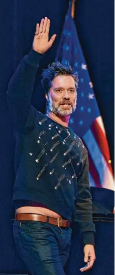  ?? Foto: Andres Kudacki, AFP ?? Ein Bekenntnis zu Amerikas Bürgerrech­ten legte Rufus Wainwright bei der Veranstal tung „The People’s State of the Union“in New York zusammen mit anderen promi nenten Aktivisten ab. Er sang Leonard Cohens „Hallelujah“im Gedenken an Heather Heyer, die...