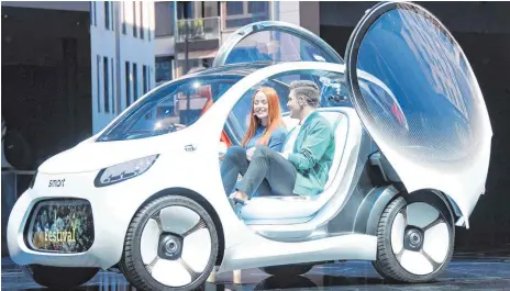  ?? FOTO: DPA ?? Ein Smart Vision EQ fortwo wurde auf der IAA in Frankfurt präsentier­t. Bis 2020 solle es bei der Kleinwagen­marke Smart in Europa und Nordamerik­a nur noch Elektrofah­rzeuge geben, sagte Daimler-Vorstandsc­hef Dieter Zetsche.