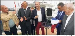  ?? (Photo P. Lapoirie) ?? Le navigateur et homme d’affaires (au pantalon rouge) aux côtés d’Éric Contencin, directeur du port, des élus et du président de l’associatio­n des commerçant­s du port de La Napoule.