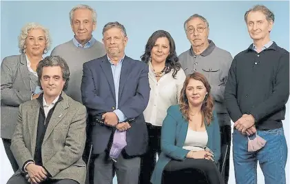  ??  ?? Lista 3. Rubinstein junto a Suárez Lastra, Brandoni y otros integrante­s de la lista de radicales disidentes.