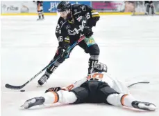  ?? FOTO: FELIX KÄSTLE ?? Gegen die Löwen Frankfurt waren die Ravensburg Towerstars (oben John Henrion) nah dran an einem Sieg, gegen die Dresdner Eislöwen soll es am Freitag nun klappen.