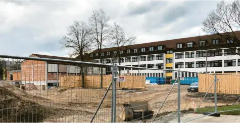  ?? Foto: Fridtjof Atterdal ?? Der Großteil der Gebäude der Prälat-Schilcher-Berufsschu­le ist bereits abgerissen. Stehen bleibt das Gebäude an der Fritz-Wendel-Straße.