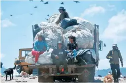  ?? ?? Las sacas son compradas en el botadero; primero se recolectan, pesan en balanza y son transporta­das para ser recicladas.