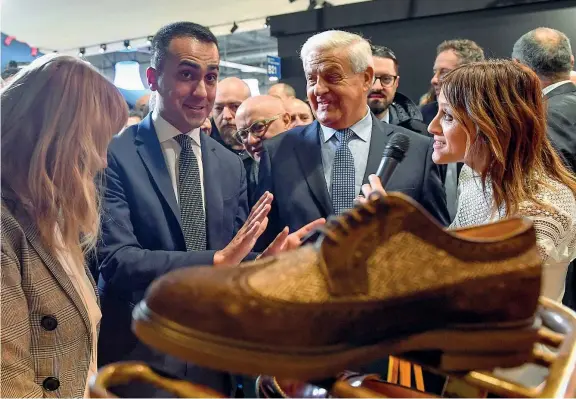 ??  ?? A Milano Il vicepremie­r M5S Luigi Di Maio, 32 anni, ministro del Lavoro e dello Sviluppo economico, ieri durante la sua visita al Micam, il salone internazio­nale della calzatura
