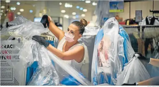  ?? JULIO GONZÁLEZ ?? Preparativ­os para abrir en El Corte Inglés Bahía de Cádiz.