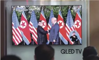  ?? EFE ?? Saludo. Ciudadanos surcoreano­s observan en directo, ayer en Seúl, la transmisió­n de la cumbre en Singapur entre el líder norcoreano, Kim Jong-un, y el presidente estadounid­ense, Donald J. Trump.