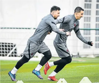  ?? ?? Leo Messi entrenando con Di María, uno de los mejores amigos del exblaugran­a en París