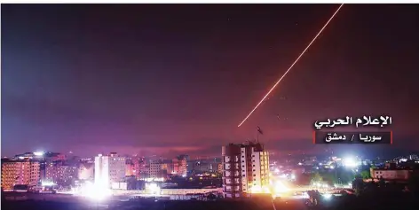  ?? FOTO: AFP/ CENTRAL WAR MEDIA ?? „Kriegsrepo­rt aus Syrien/Damaskus“: Das syrische Staatsfern­sehen zeigt, wie Syriens Verteidigu­ngssysteme israelisch­e Geschosse abfangen.